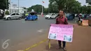Aksi Susanto asal Pandeglang, Banten, di depan Istana Merdeka, Jakarta, Jumat (20/11). Bapak ini meminta Presiden Jokowi membeli ginjalnya guna membiayai operasi transplantasi hati anaknya yang disinyalir mencapai Rp.1,2M. (Liputan6.com/Gempur M Surya)
