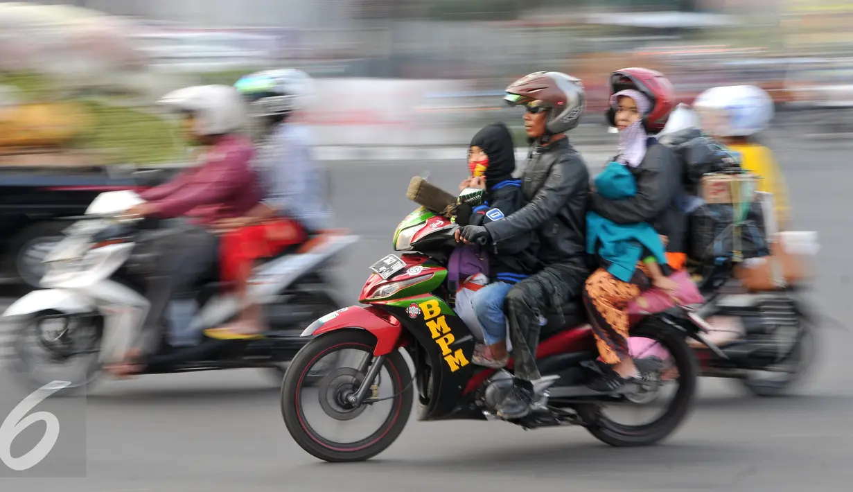 Sejumlah pemudik bermotor melintasi jalur Bekasi Timur, Jawa Barat, Selasa (22/7/2015). Kepadatan arus balik sepeda motor diperkirakan terjadi pada H+4 malam hingga H+5. (Liputan6.com/Herman Zakharia)