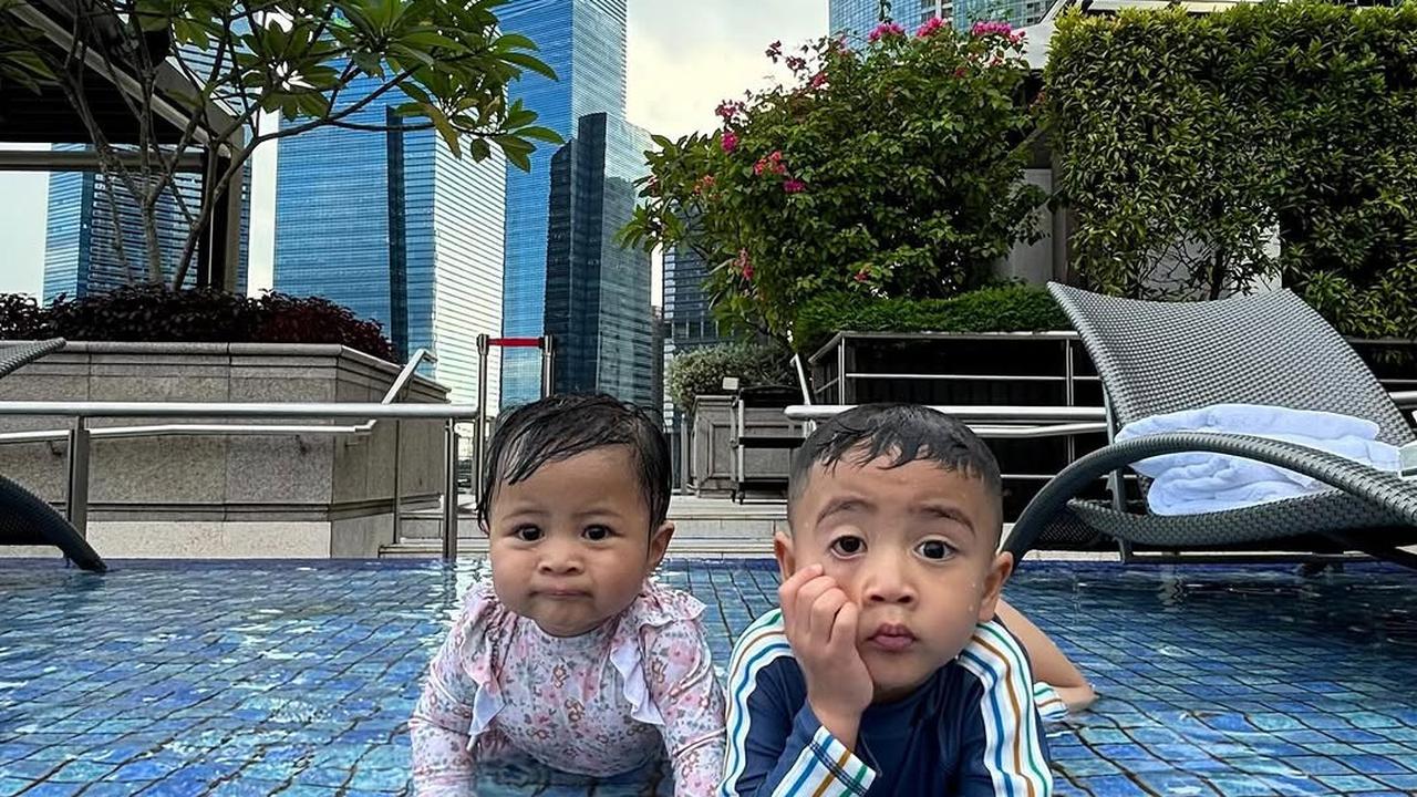 Potret Rayyanza Berenang Bareng Lily, Ekspresinya Lucu dan Bikin Gemas