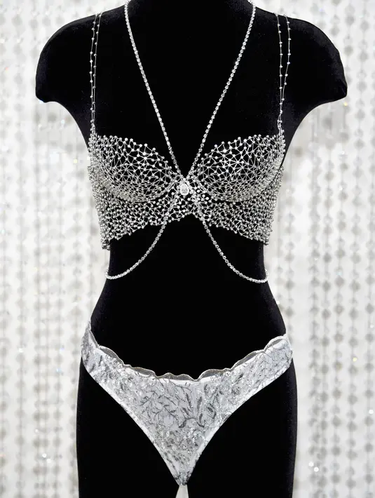Pemandangan Dream Angels Fantasy Bra pada acara fashion Victoria's Secret di New York City, Senin (5/11). Bra mewah itu dibuat dari 2.100 kristal dan menghabiskan 930 jam untuk membuatnya. (Dimitrios Kambouris/Getty Images for Victoria's Secret/AFP)