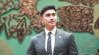 6 Gaya Verrell Bramasta Dinas Sebagai Anggota DPR RI, Necis Pakai Jas Hingga Formal Berkemeja Batik