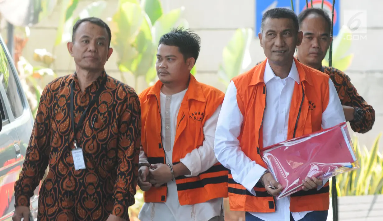 Bupati Kudus Muhammad Tamzil dan Umar Ritonga tangan kanan mantan Bupati Labuhanbatu, Pangonal Harahap tiba di Gedung KPK, Jakarta, Rabu (14/8/2019). Umar  diperiksa terkait membawa lari uang Rp 500 juta dugaan suap proyek di lingkungan pemda Labuhanbatu. (merdeka.com/dwi narwoko)