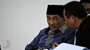 Mantan Bupati Bangkalan, Jawa Timur, Fuad Amin berdiskusi dengan penasehat hukumnya saat mengikuti sidang lanjutan di Pengadilan Tipikor, Jakarta, Senin (1/6/2015). (Liputan6.com/Yoppy Renato) 