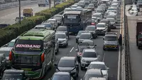 Sejumlah kendaraan roda empat terjebak macet di ruas Tol Dalam Kota, Jakarta, Senin (5/7/2021). Macet tersebut disebabkan karena adanya penutupan sejumlah pintu keluar tol dalam kota dalam masa PPKM Darurat. (Liputan6.com/Faizal Fanani)