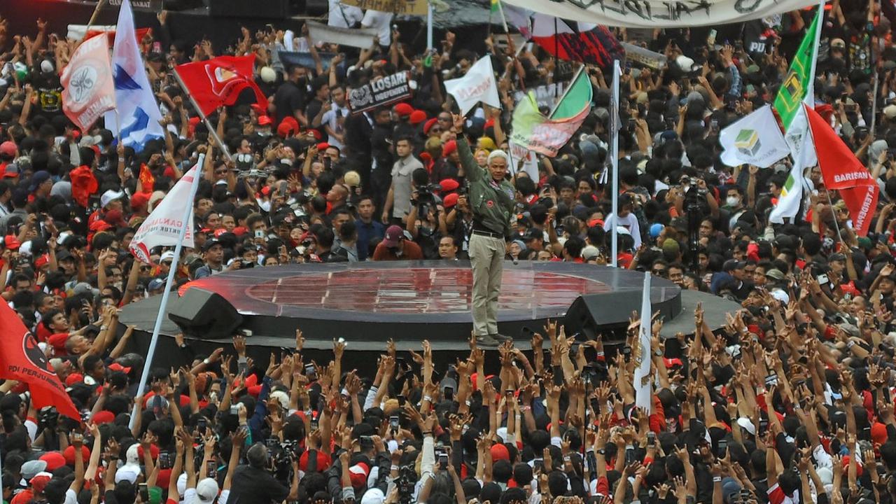 Calon presiden nomor urut 3 Ganjar Pranowo menyampaikan pidato politiknya saat hadir dalam kampanye akbar yang digelar di Stadion Utama Gelora Bung Karno (GBK), Senayan, Jakarta, Sabtu (03/02/2024).<br>(Foto: merdeka.com / Arie Basuki)