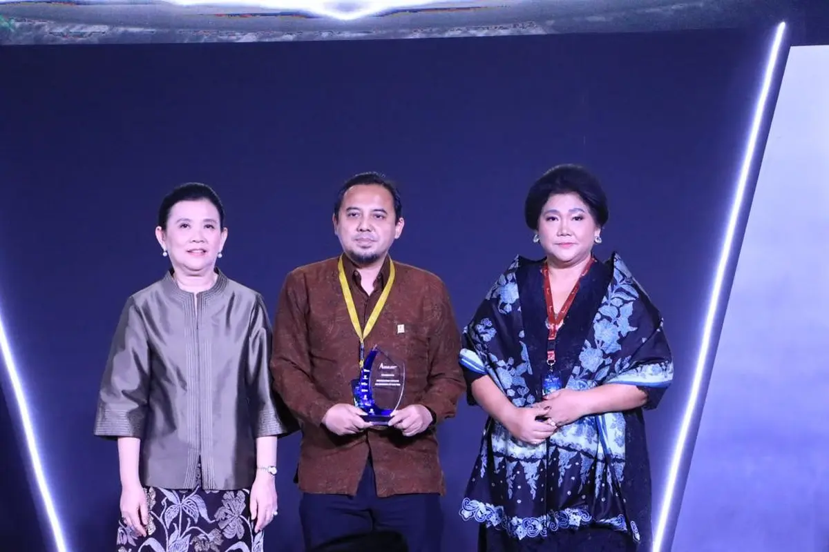 PLN Icon Plus mendapat penghargaan sebagai perusahaan dengan peningkatan skor pengungkapan ARA paling tinggi dalam Annual Report Award (ARA) 2023 yang diselenggarakan di Main Hall Gedung Bursa Efek Indonesia. (Dok PLN)