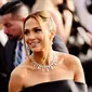 Aktris dan penyanyi Jennifer Lopez menghadiri ajang SAG Awards 2020 ke-26 di Shrine Auditorium Los Angeles, Minggu (19/1/2020). JLo menyempurnakan gayanya dengan perhiasan berlia dari Harry Winston  senilai US$ 9 juta atau sekitar Rp 123 miliar. (Chelsea Guglielmino/Getty Images/AFP)