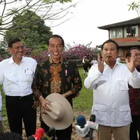 Presiden Joko Widodo (Jokowi) dan Ketua Umum Partai Gerindra Prabowo Subianto memberikan keterangan usai menggelar pertemuan di Hambalang, Bogor, Senin (31/10). Dalam pertemuan itu, Jokowi dan Prabowo membahas sejumlah topik. (Liputan6.com/Faizal Fanani)