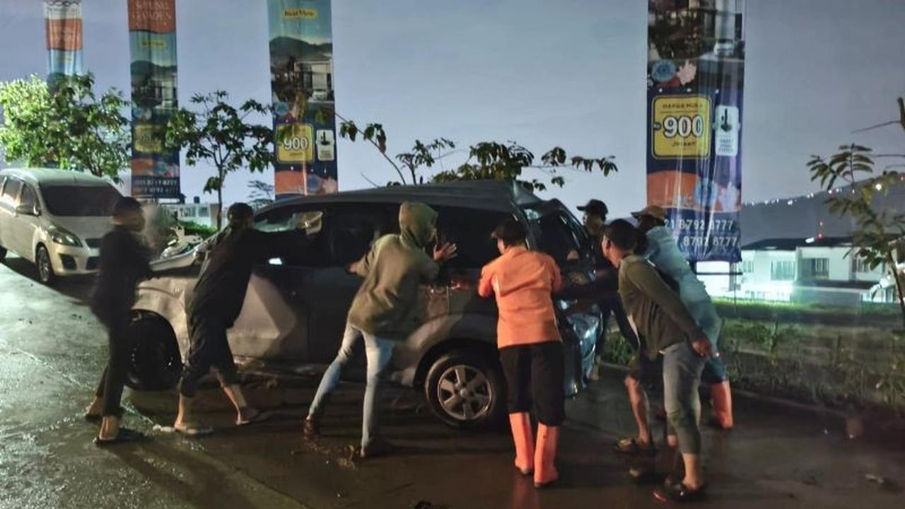 BPBD Bogor Evakuasi Mobil Terdampak Banjir Bandang Bojongkoneng, Akses Jalan Kembali Normal
