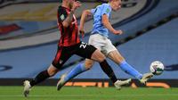 Pemain muda Manchester City, Liam Delap, ketika menjalani debutnya bersama The Citizens dalam pertandingan babak ketiga Carabao Cup menghadapi Bournemouth, Jumat (25/9/2020) dini hari WIB. Liam Delap mencetak gol pertama Manchester City yang menang 2-1 dalam laga tersebut. (AFP/Mike Egerton)