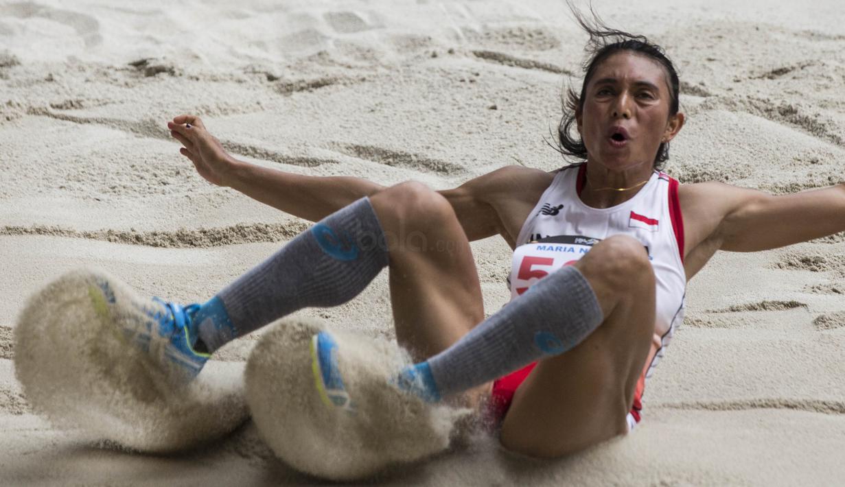 Atlet lompat jauh Indonesia, Maria Londa, melakukan lompatan saat tampil pada ajang SEA Games di Stadion Bukit Jalil, Kuala Lumpur, Jumat (25/8/2017). Maria meraih perak dengan lompatan 6,67 meter. (Bola.com/Vitalis Yogi Trisna)