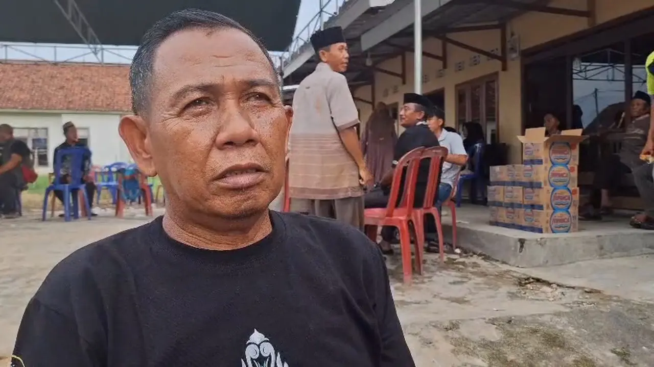 Kakak kandung korban, Khusnan, tak kuasa menahan kesedihan saat mengenang detik-detik terakhir adiknya