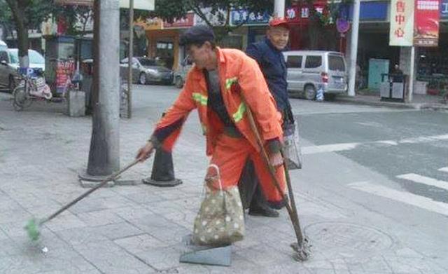 Kakek Deng bekerja sejak jam 5 pagi hingga jam setengah 7 sebelum orang-orang berangkat bekerja | Photo: Copyright shanghaiist.com