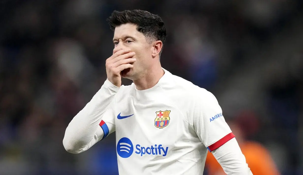 Ekspresi pemain Barcelona, Robert Lewandowski, setelah gagal mencetak gol ke gawang Shakhtar Donetsk dalam duel matchday 4 Grup H Liga Champions 2023/2024 di Volksparkstadion, Hamburg, Rabu (8/11/2023). Lewandowski sudah mandul dalam enam laga beruntun. (AP Photo/Matthias Schrader)