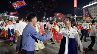 Para peserta mengambil bagian dalam pertemuan perayaan dan jamuan malam untuk memperingati ulang tahun ke-76 berdirinya Korea Utara di Kim Il Sung Square, Pyongyang pada 8 September 2024. (KIM Won Jin/AFP)