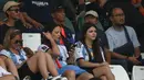 Suporter wanita Timnas Argentina U-17 saat menyaksikan pertandingan melawan Timnas Jepang U-17 di Grup D Piala Dunia U-17 2023 yang berlangsung di Stadion Si Jalak Harupat, Kabupaten Bandung, Jawa Barat, Selasa (14/11/2023). (Bola.com/Ikhwan Yanuar)