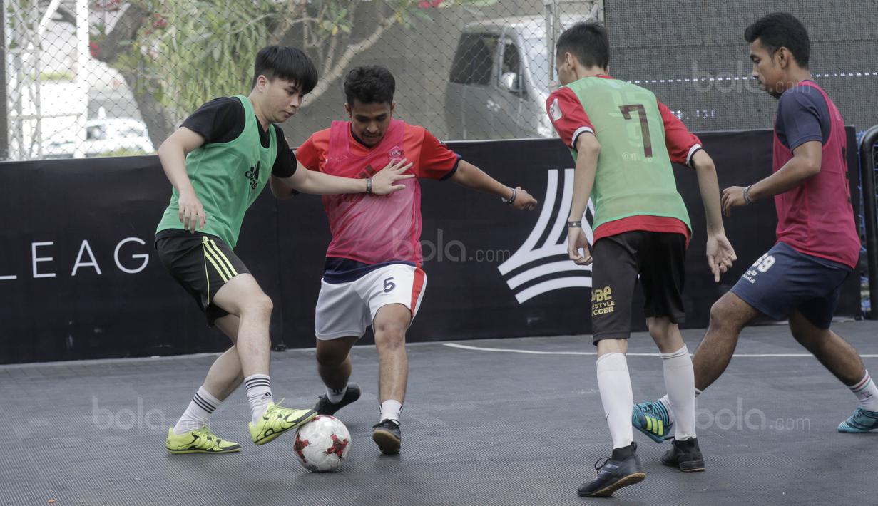 Sejumlah peserta saat mengikuti turnamen Adidas Tango League di Senayan City, Jakarta, Minggu (13/8/2017). Acara ini merupakan bagian dari peluncuran sepatu anyar Adidas. (Bola.com/M Iqbal Ichsan)