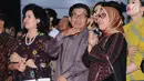 Ketua Dewan Komisioner OJK 2012-2017, Muliaman D Hadad (tengah) saat menghadiri malam apresiasi di Gedung BEI Jakarta, Selasa (18/7). Apresiasi diberikan untuk komisioner OJK 2012-2017 yang mengakhiri masa tugasnya. (Liputan6.com/Helmi Fithriansyah)