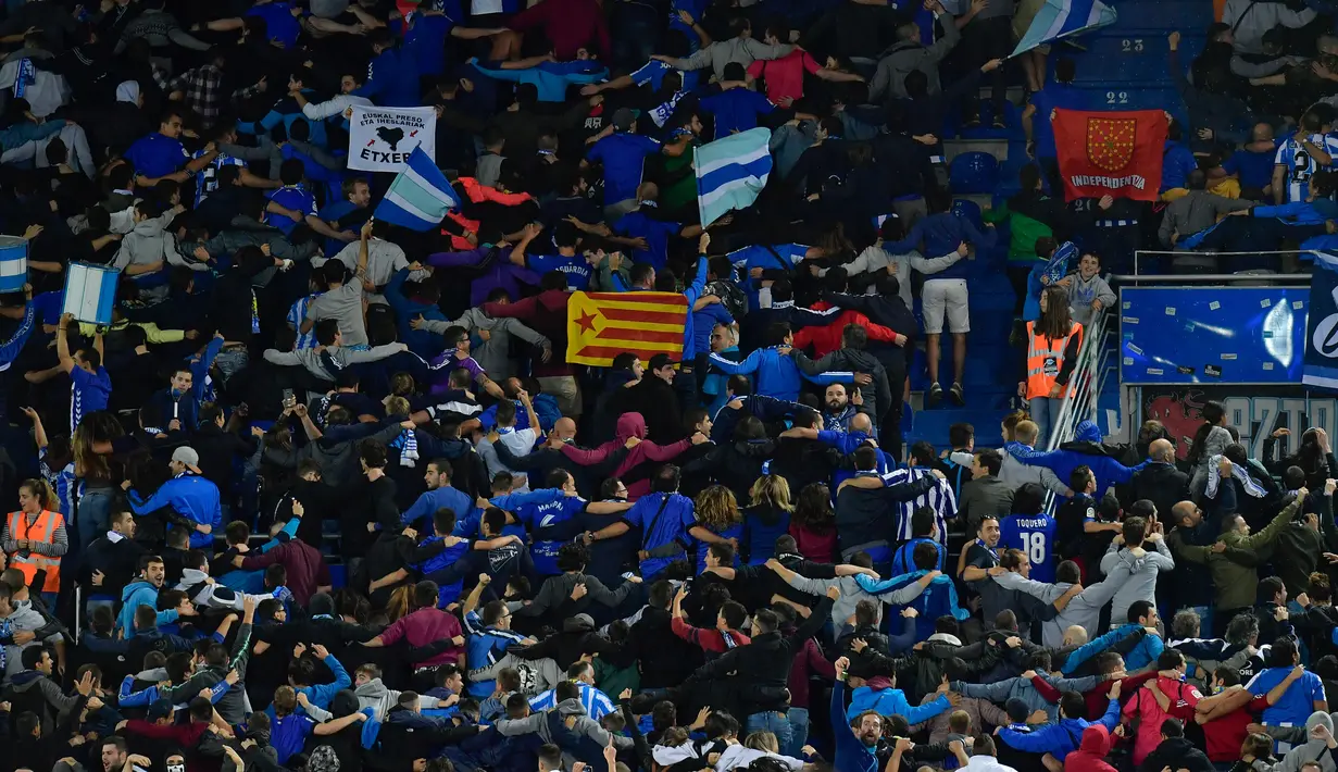 Suporter Deportivo Alaves merayakan kemenangan timnya atas Real Madrid pada pertandingan lanjutan La Liga Spanyol di stadion Mendizorroza, di Vitoria (6/10). Madrid takluk 1-0 Deportivo Alaves. (AP Photo/Alvaro Barrientos)