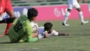 Pemain Myanmar U-22 terkapar pada laga pertama piala AFF U-22 yang berlangsung di Stadion Nasional, Phom Penh, Kamboja, (Senin/18/2). Timnas Indonesia bermain imbang 1-1 kontra Myanmar. (Bola.com/Zulfirdaus Harahap)