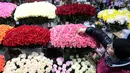 Pedagang merapihkan bunga jelang Hari Perempuan Internasional di pasar bunga Moskow (5/3). Hari Perempuan Internasional dirayakan secara luas di negara sosialis maupun komunis. (AFP Photo/Kirill Kudryavtsev)