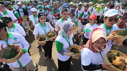 Anggota Himpunan Kerukunan Tani Indonesia (HKTI) membawa bakul berisi nasi, ayam dan ikan untuk disantap bersama dalam acara Syukur Panen di Desa Karang Layung, Kecamatan Sukra, Kabupaten Indramayu, Jawa Barat, Kamis (23/11). (Liputan6.com/Pool/Ksatria)