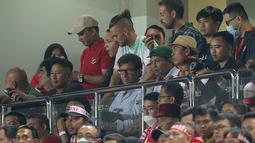Didampingi asisten pelatih, Manuel Perez-Cascallana, Pelatih Persib Bandung itu terlihat serius mengamati permainan Timnas Indonesia. (Bola.com/Bagaskara Lazuardi)