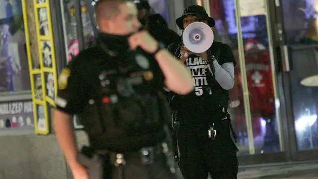 Pengunjuk rasa menuntut keadilan atas kematian Donovan Lynch di penembakan Virginia Beach. (Karen Zeis/The Virginian-Pilot via AP)