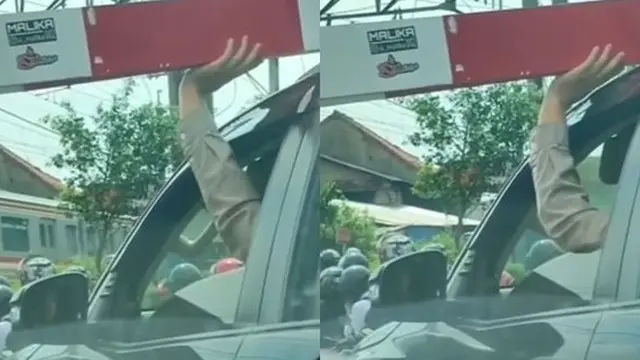 Pengendara mobil tahan palang pintu (Instagram/@terangmedia)