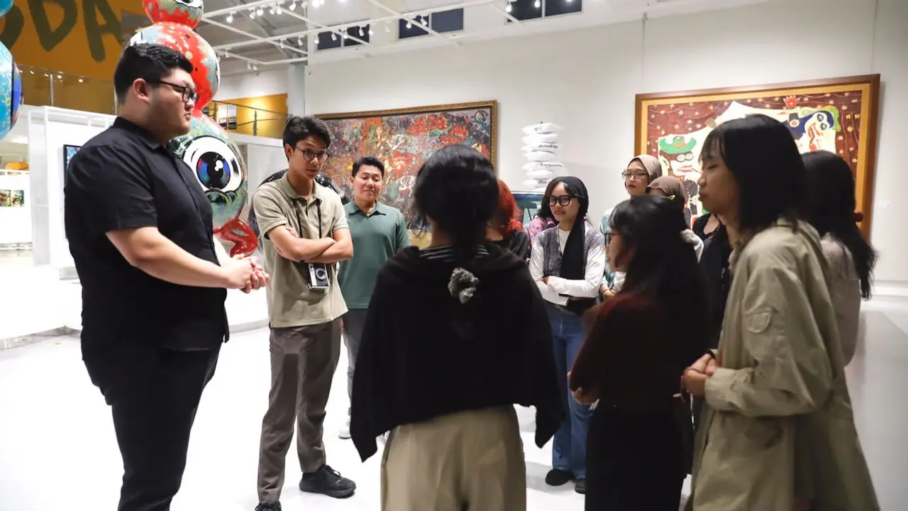 Alam Ganjar menggandeng sejumlah mahasiswa dari Institusi Seni Indonesia (ISI) menyambangi Museum Tumurun di Solo, Jawa Tengah