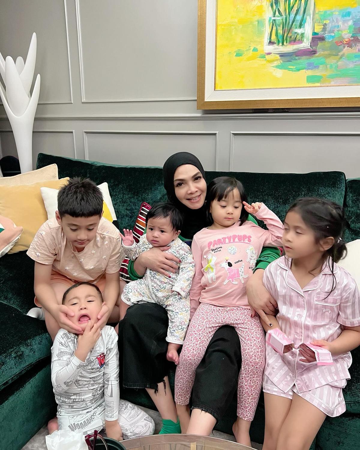 7 Potret Rieta Amilia Bareng Kelima Cucunya, Netizen Salfok Rafathar Jahil ke Rayanza