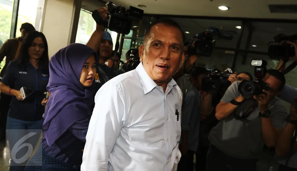 Chairuman Harahap diantara para awak media di gedung KPK, Jakarta, Selasa (11/10).  Politisi Golkar itu diperiksa sebagai saksi kasus dugaan korupsi KTP Elektronik dengan tersangka mantan Dirjen Dukcapil Kemendagri Irman. (Liputan6.com/Helmi Affandi)