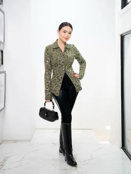 Ditata oleh stylist Revashion, Amanda padukan atasan full beads dan skinny latex pants dan boots [@styledbyrevashion]