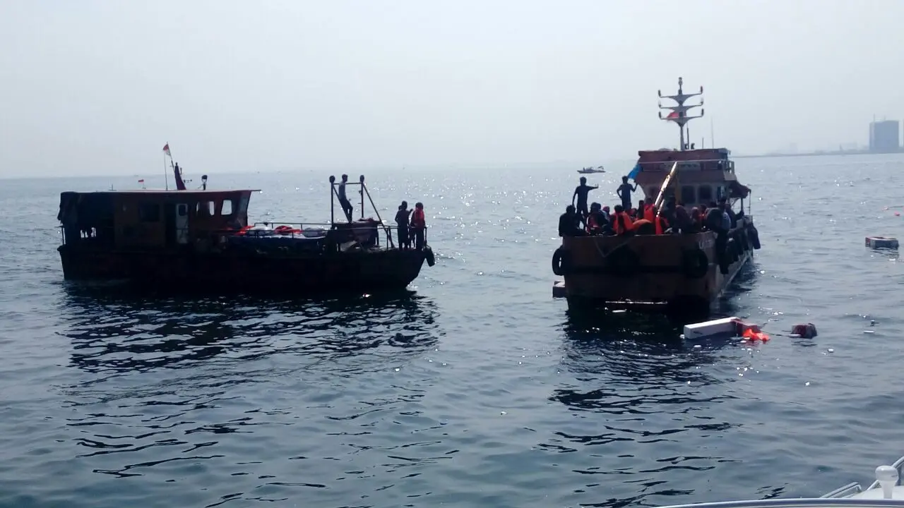 Kapal kebakaran di Muara Baru