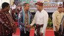 Gubernur NTT Viktor B Laiskodat bersalaman dengan Executive Director PT. Lippo Karawaci Ali Said dalam Festival Menipo di Kupang, NTT, Kamis (14/11/2019). Puncak festival yang berlangsung di area parkir Lippo Plaza disi berbagai lomba dan pengembangan ekonomi kreatif. (Liputan6.com/HO/Purew)