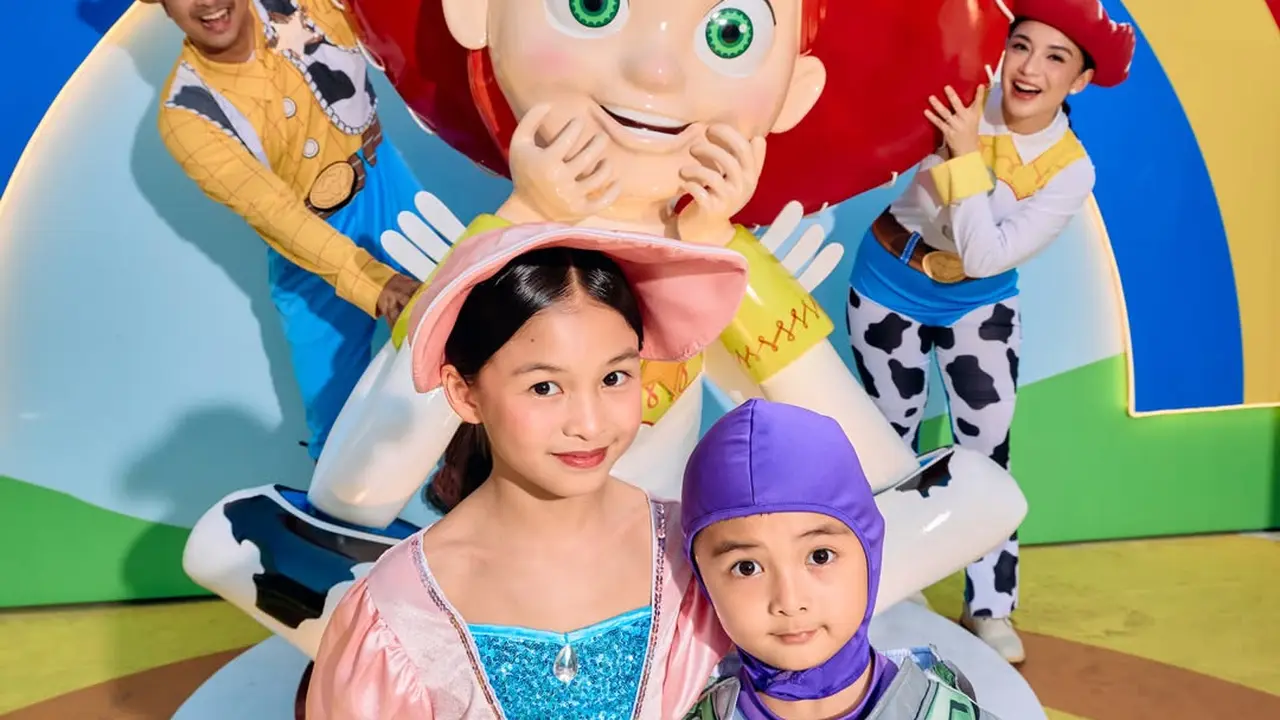 Sambut Toy Story 5, Keluarga Chelsea Olivia dan Glenn Alinskie Kompak Cosplay Jadi Karakter Woody hingga Jessie