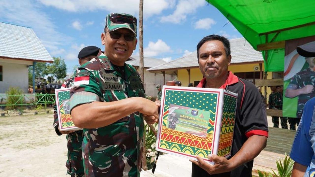 Bukan Sekadar Jaga Patok, Pangdam Tanjungpura Cek Tapal Batas RI-Malaysia di Sintang Sambil Gelar Bakti Sosial