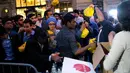 Relawan membagikan makanan berbuka puasa untuk umat muslim dan aktivis pendukung antaragama di dekat Trump Tower, New York, Kamis (1/6). Ratusan muslim menggelar demonstrasi memprotes retorika dan kebijakan Donald Trump yang xenophobia. (Jewel SAMAD/AFP)