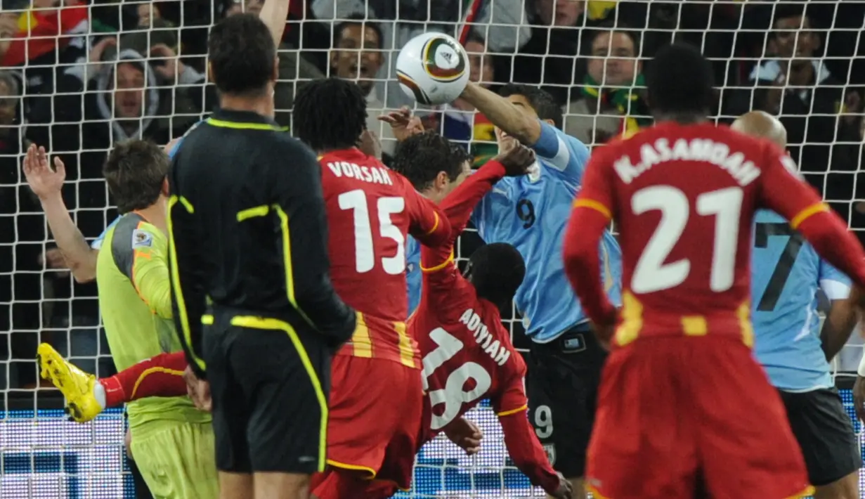 <p>Ghana. Termasuk Piala Dunia 2022, Ghana telah lolos sebanyak 4 kali ke putaran final Piala Dunia. Dalam 3 edisi sebelumnya, 2006 hingga 2014 mereka mampu 2 kali lolos dari fase grup, yaitu di Piala Dunia 2006 dan 2010. Pada edisi 2006 Ghana terhenti di babak kedua (16 besar) usai kalah 1-3 dari Brasil. Sementara pada edisi 2010 Ghana hampir lolos ke semifinal usai kalah adu penalti 2-4 dari Uruguay setelah bermain imbang 1-1 di waktu normal hingga perpanjangan waktu. Sebenarnya laga bisa saja dimenangkan Ghana di waktu normal andai eksekusi penalti Asamoah Gyan di penghujung laga berbuah gol akibat handball tak sportif Luis Suarez. (AFP/Pedro Ugarte)</p>