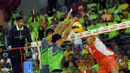 Dua pevoli putra Jakarta Pertamina Energi mencoba menahan smesh pemain Surabaya Samator, Lian Sem Estrada (kanan) di laga Pertamina Proliga 2015, GOR Dome Balikpapan, (8/2/2015). Surabaya Samator unggul 3-2. (Liputan6/com/Helmi Fithriansyah)