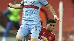 Bek West Ham, Vladimir Coufal bereaksi usai penyerang Marcus Rashford melakukan pelanggaran keras pada pekan 29 Liga Inggris 2020-2021 di Old Trafford, Senin dinihari WIB (15/3/2021). Manchester United atau MU berhasil mencuri poin penuh usai kalahkan West Ham 1-0. (AP Photo/Dave Thompson,Pool)