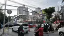 Kendaraan saat melintasi bambu penyangga kabel di Jalan Wahid Hasyim, Jakarta, Selasa (6/11). Dua buah bambu penyangga kabel tersebut mengganggu kenyamanan dan mengancam keselamatan pengguna jalan. (Merdeka.com/Iqbal S. Nugroho)