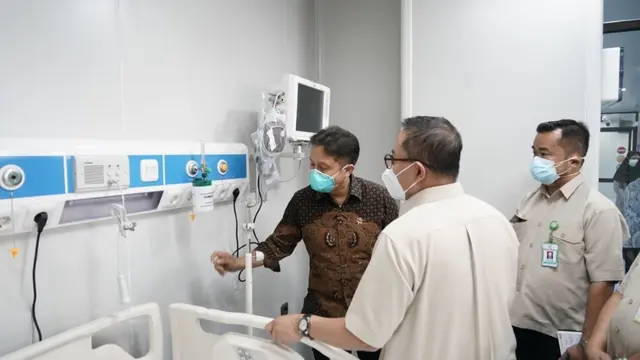 Menkes Budi Gunadi Sadikin bersama Direktur Pelayanan Kesehatan Kemenkes meninjau persiapan beberapa RS di Jakarta dalam penanganan COVID-19. (Foto: Kemenkes)