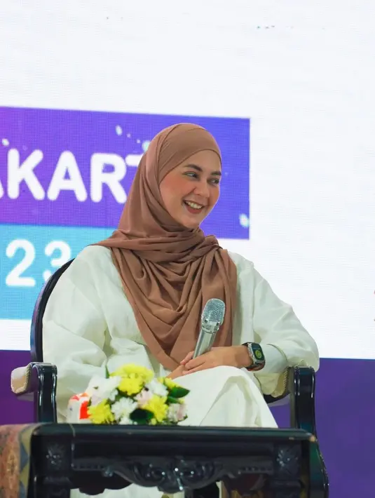 Paula Verhoeven terlihat cantik menggunakan pakaian putih dengan hijab berwarna coklat [instagram/baimwong]