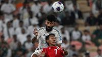 Beckham Putra (bawah) berduel udara dengan pemain Arab Saudi,&nbsp;Nawaf Bu Washl&nbsp;dalam pertandingan babak keempat kualifikasi Piala Dunia 2026&nbsp;di King Abdullah Sports City Stadium, Jeddah, pada Kamis (9/10/2025) dini hari WIB.&nbsp;(AP Photo)