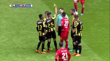 Wasit Jochem Kamphuis mendapatkan kartu kuning karena melakukan 'diving' saat laga Vitesse Arnhem kontra TC Twente yang berakhir 5-0 bagi kemenangan Vitesse. Insiden itu terjadi saat Kamphuis secara tidak sengaja terjatuh akibat 'tekel' Navarone Foor...