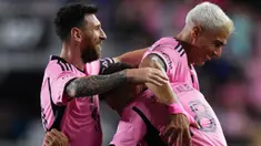 Pemain Inter Miami, Jordi Alba (tengah) melakukan selebrasi bersama Lionel Messi (kiri) dan Luis Suarez (kanan) setelah mencetak gol kemenangan timnya ke gawang Atlanta United pada laga leg pertama semifinal Wilayah Timur Piala Major League Soccer (MLS) Amerika yang berlangsung di Chase Stadium, Fort Lauderdale, Florida, Sabtu (26/10/2024) WIB. (AFP/Rich Storry)
