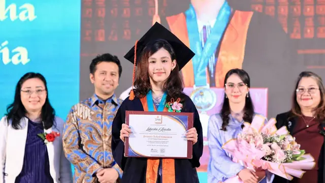 Lakeisha Dardak Putri Arumi Bachsin wisuda SD.  [@arumibachsin_94]