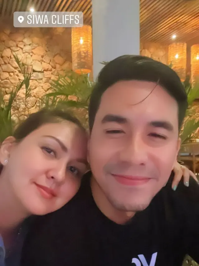 Nonton MotoGP, Ini 6 Potret Darius Sinathrya dan Donna Agnesia saat di Lombok
