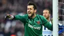 4. Lukasz Fabianski (West Ham) - Bersama West Ham United, Fabianski mencatatkan pencapaian yang luar biasa. Kiper 34 tahun ini mampu melakukan penyelamatan sebanyak 126 kali dan memiliki persentase penyelamatan sebesar 71,76 persen. (AFP/Glyn Kirk)